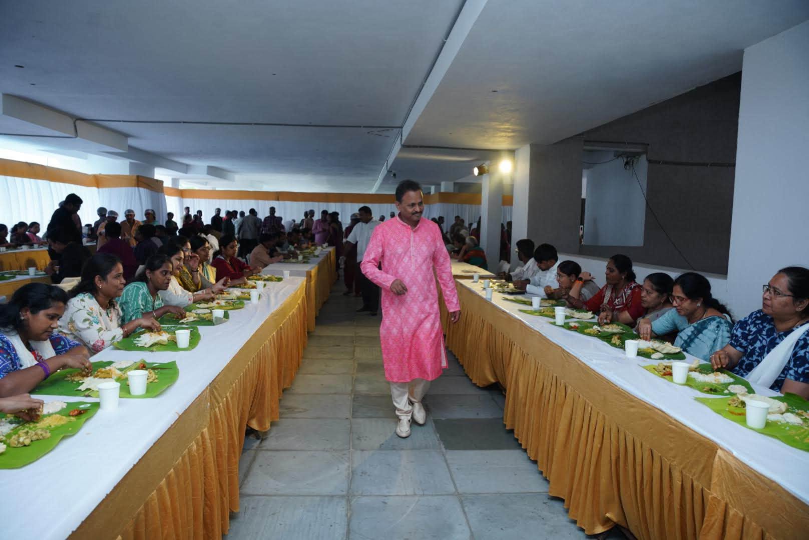 A Gathering in Memory of Mother on the Thirteenth Day!