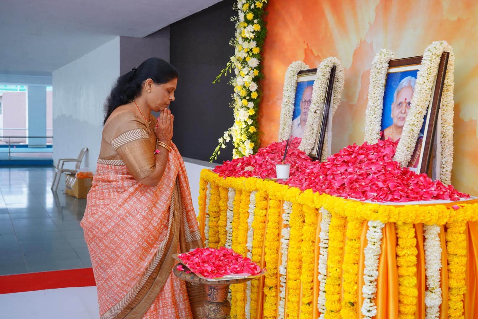 A Gathering in Memory of Mother on the Thirteenth Day!