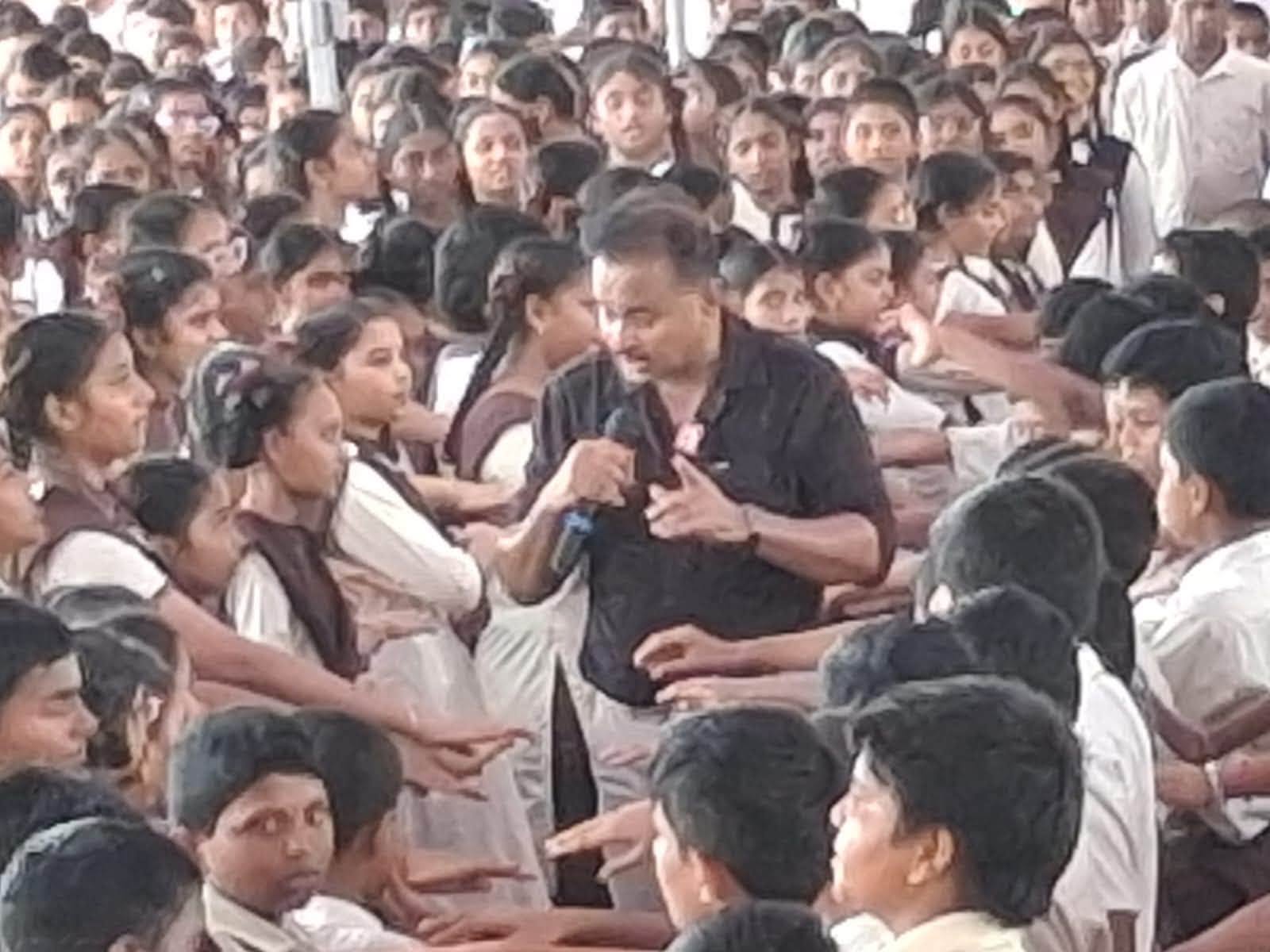 Balamitra -77 Geethanjali, Vinukonda 2000 children, more than 150 teachers One - three hours !