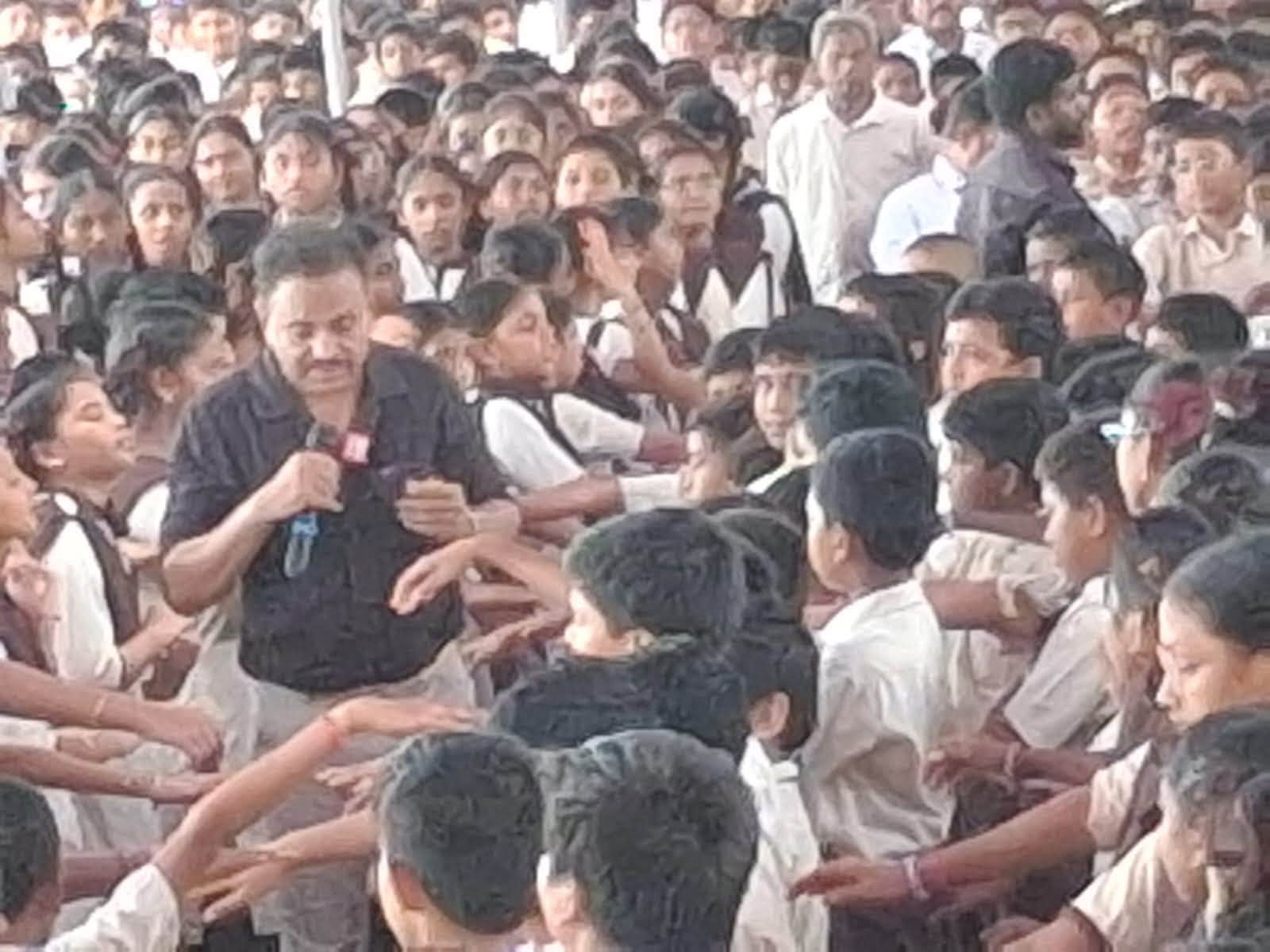 Balamitra -77 Geethanjali, Vinukonda 2000 children, more than 150 teachers One - three hours !
