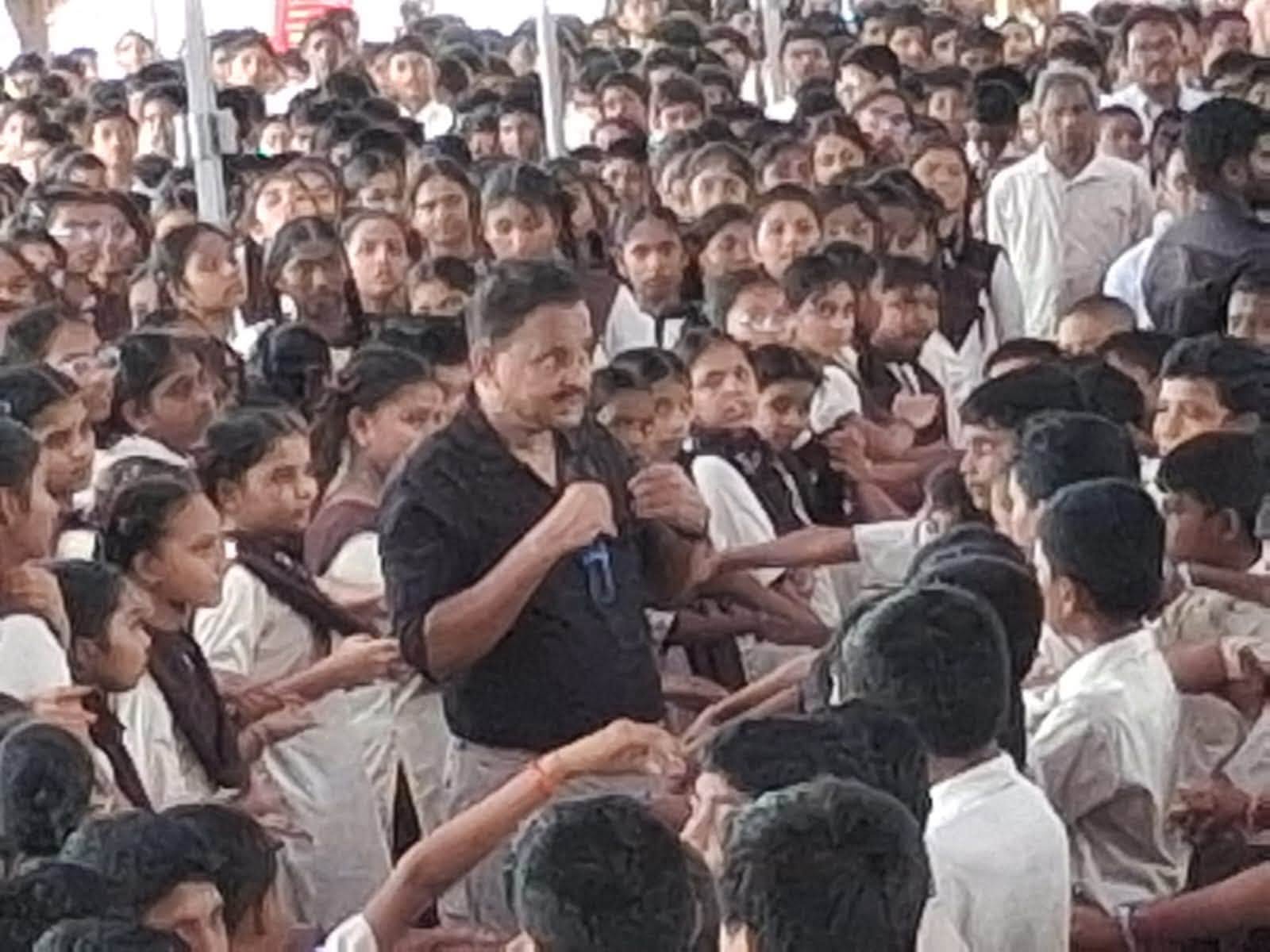Balamitra -77 Geethanjali, Vinukonda 2000 children, more than 150 teachers One - three hours !