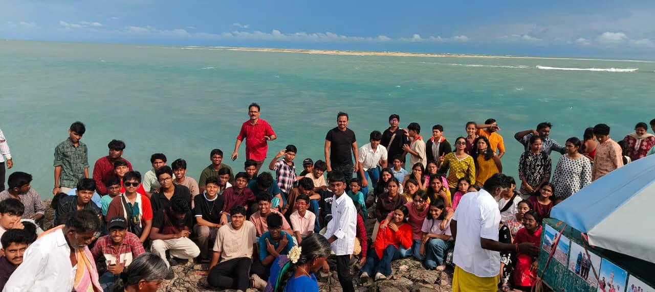 Amarnath Vasireddy with children in Dhanushkodi.