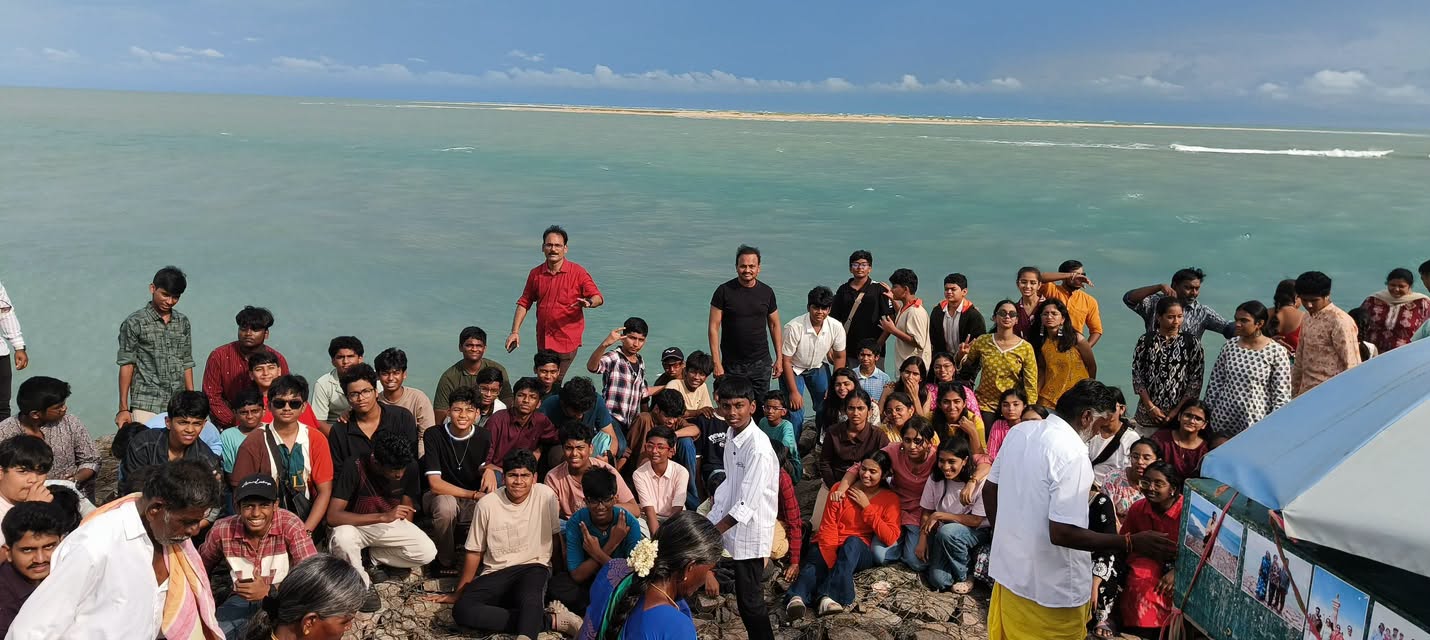 Amarnath Vasireddy with children in Dhanushkodi.