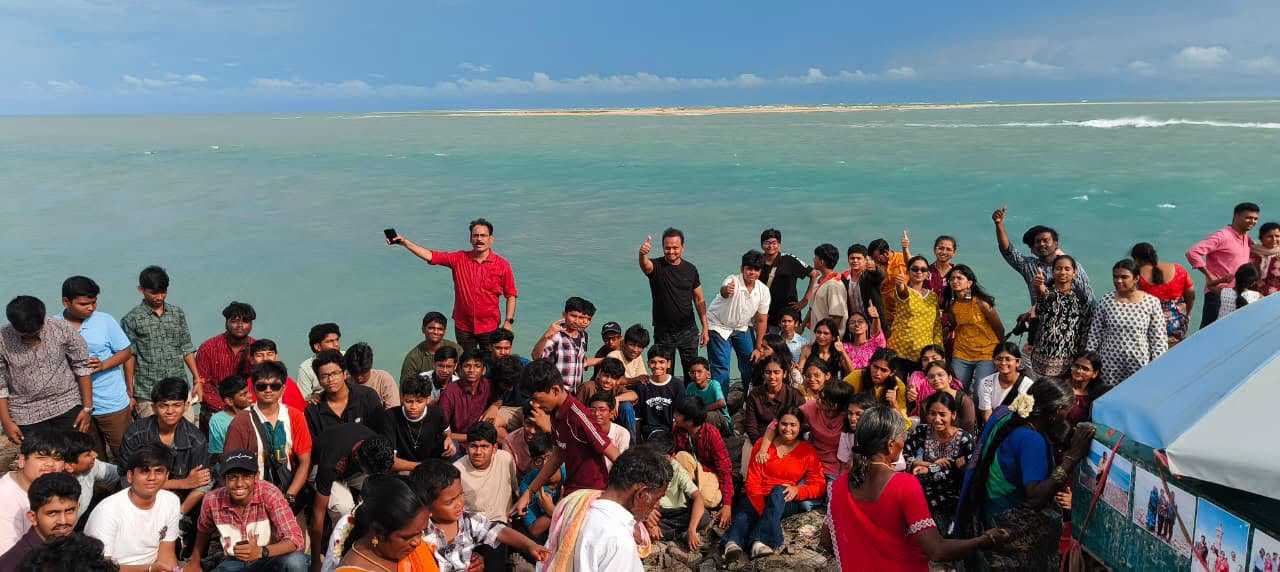 Amarnath Vasireddy with children in Dhanushkodi.