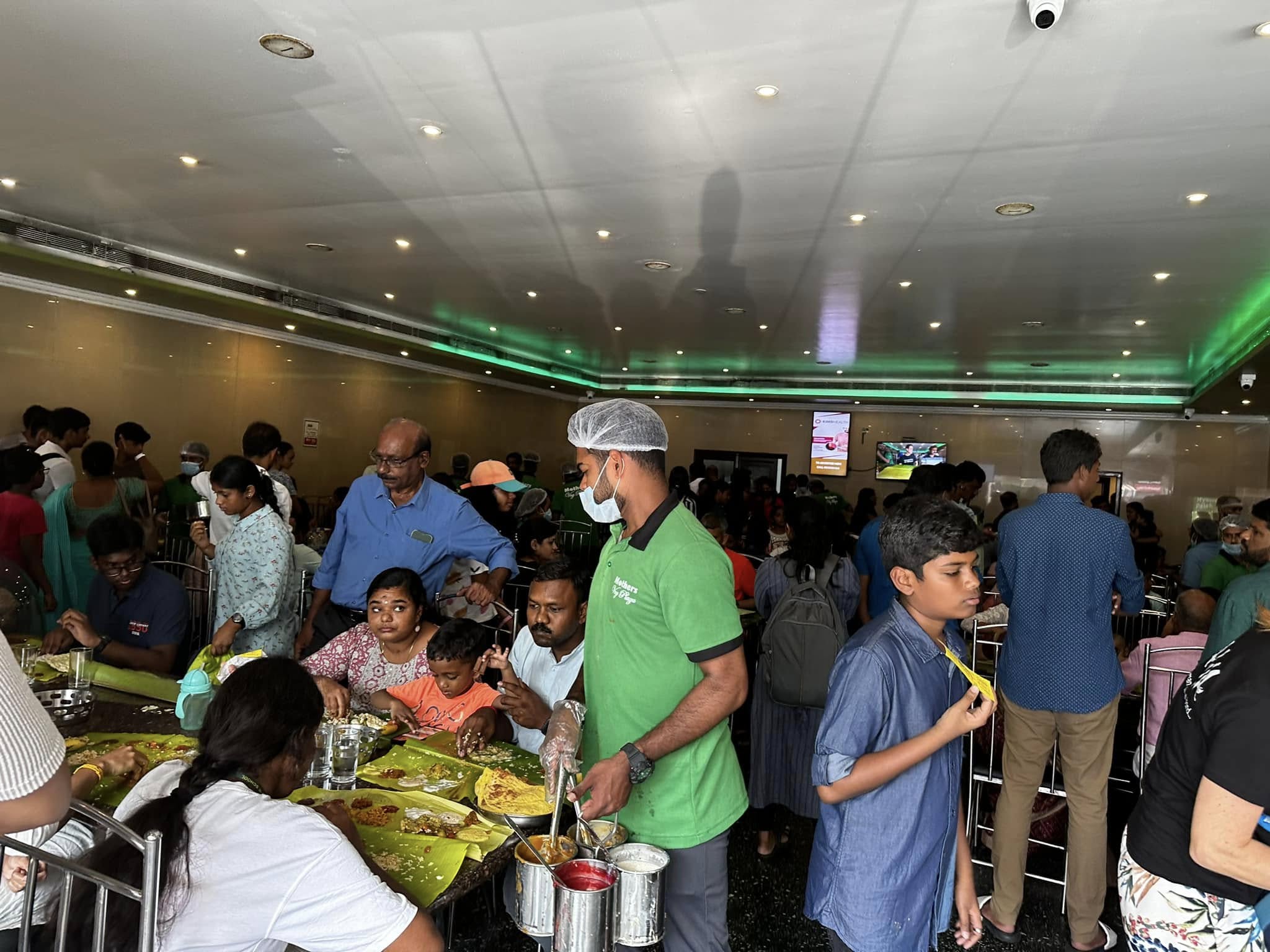 A vegetarian thali-a meal with 14 varieties served on a banana leaf, including five types of sweets! The taste was absolutely incredible. It was so crowded that there wasn't even a seat available. (Thiruvananthapuram)