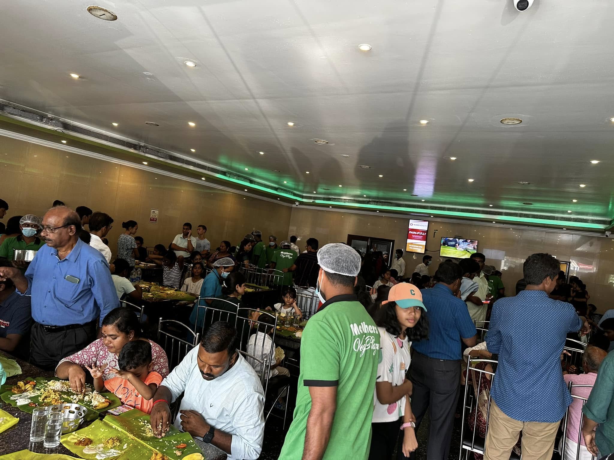 A vegetarian thali-a meal with 14 varieties served on a banana leaf, including five types of sweets! The taste was absolutely incredible. It was so crowded that there wasn't even a seat available. (Thiruvananthapuram)